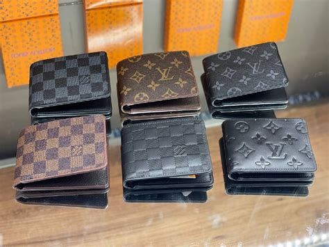 Kupi Ženske novčanici Louis Vuitton online na Shopsy.com.hr